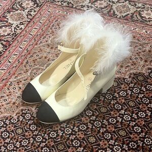 Chanel Size 35 (5) Women's White and Black Mary Jane Pumps